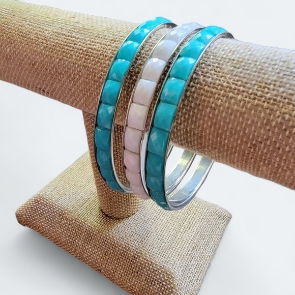 Set of 3 Beaded Bangle Bracelets Silver Tone with inlayed Aqua and white beada - Picture 1 of 7